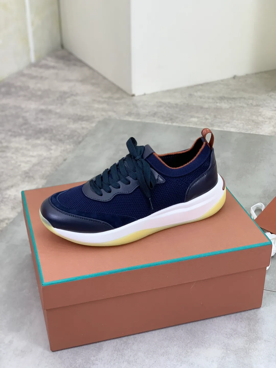 Men's Men's Shoes 💰P620 New 💰High Quality Latest Casual Shoes Loro Piana 💯Top Authentic Grade💯Buy the original 1:1 copy💯 Founded the existing Loro Piana company on April 24, 1924. It is now the sixth generation of family business, providing top quality products to customers who are discerning about taste and quality. Imported original fly woven fabric with cowhide fabric, plain calfskin lining, hand-stitched thread with cowhide feet, original packaging, code number: 38-44 (customized for 45 and 46), seven colors available